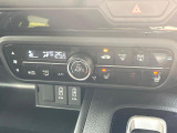 【オートエアコン】一度お好みの温度に設定すれば、車内の温度を検知し風量や温度を自動で調整。暑い&hellip;寒い&hellip;と何度もスイッチ操作をする必要はありません。快適な車内空間には必須の機能ですね♪