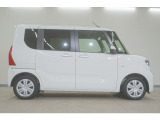 リアには左右スライドドアを採用。狭い駐車場でも開閉しやすく、強風の日でもドアが煽られにくくなっております。小さなお子さまやご年配の方も安心して乗り降りできます。