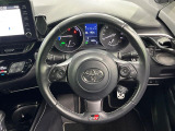 インテリアに合わせたデザインのステアリングは、運転される方のことも考え、運転しやすい形状、大きさです。是非一度、実際に触ってお確かめください。