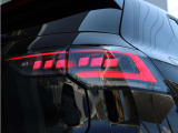 ダイナミックターンインジケーター付き3DのLEDテールランプ。ウィンカーの光が流れるように点滅、後続車からの視認性が高まり、万一の追突の危険性を軽減します。