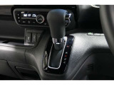 インパネシフトだから視線の移動も少なく足元もスッキリ♪運転席もゆったりしているのでゆとりを持ってドライブできますね!
