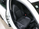 程よい硬さとホールド性が高いシートで長時間運転も快適です。