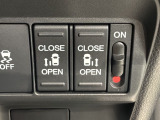 左右両側パワースライドドアが付いています。ワンタッチで簡単にお子様でも、お年寄りの方でも、開閉できますからとても便利です。キーレスや車内スイッチでも自動でドアの開閉ができます。