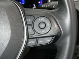 【レーダークルーズコントロール】(全車速追従機能付)付きです。車速に応じて追従支援してくれるので、ロングドライブも快適です。詳細は販売店スタッフまでおたずねください。