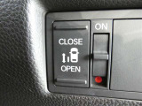 片側電動スライドドアのスイッチ付です。車内からもスイッチひとつで楽にドアの開閉が可能です。電動なので開閉時に力を使う必要がなく、半ドアになることもありません!