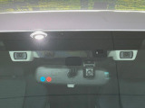 【アイサイト】前方の車両等を検知し、衝突しそうな時は警報で注意を促し、ブレーキを踏む力をサポート。ブレーキを踏めなかった場合は衝突被害軽減ブレーキが作動、衝突回避をサポートします。