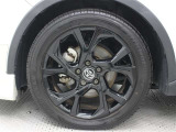 ブラック塗装とブラックナットの18インチアルミホイールが特別装備されています。タイヤサイズ225/50R18