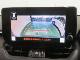 車両後方の映像を映すバックモニター。進路を確認しながら安全に車庫入れできます。