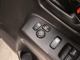狭い駐車場で便利な電動格納ドアミラーが付いています。