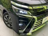 【LEDヘッドライト】悪天候や夜間走行時も良好な視界を確保し安心して運転できる高輝度LEDヘッドライトを装備!点灯速度が早く、消費電力も抑えられています。