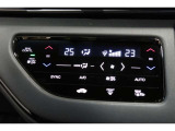 運転席と助手席の温度設定の変更が可能な左右独立タイプのデュアルエアコンです♪♪♪暑がりな人・寒がりな人も誰もが車内を快適にお過ごしいただけます♪♪♪