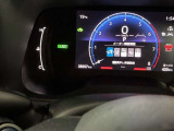 視認性に優れたメーターを採用しており、走行中でも車速や情報が分かりやすく表示されます。運転時の視線移動をむりのない範囲に抑え、快適で安心感のあるドライブをサポートします。