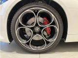 アルミホイール【左フロント】225/40R19 AlfaRomeoで採用されるアルミホイールは軽量かつ放熱性に優れています。