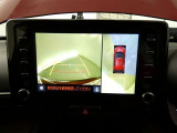 パノラミックビューモニター付きです。車両を上から見たような映像を画面に表示。運転席からの目視だけでは見にくい、車両周辺の状況をリアルタイムでしっかり確認できます。