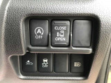 【片側電動スライドドア】狭い場所でもドアを全開にでき、チャイルドロックを使っても運転席のスイッチを操作するだけでドアの開け閉めが可能です
