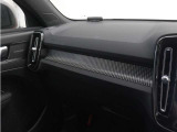 ダッシュボードに収められたカッティングエッジ・アルミニウム・パネルをLEDライトが照らし出し、XC40R-Designのインテリアに昼夜を問わず特別な雰囲気を添えます。