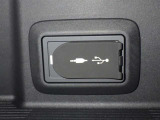 充電用USB端子付き。スマートフォンなどの充電に便利です。