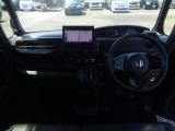 大きなフロントガラスで広々とした視界の運転席まわりです。