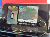 上から丸見えアラウンドビュー!車を真上から見下ろした様な映像を映し出すアラウンドビューモニター。これで車庫入れもラクラク。