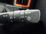 【オートライト】車外の明るさに応じて、自動的にライトの点灯・消灯をしてくれます。