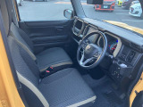 【フロントシート】高めのヒップポイントで見晴らしが良く、運転もしやすいですよ◎運転席アームレストがついているので長距離運転時の疲労軽減になりますよ◎