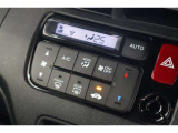 フルオートエアコンが装備されています!お好みの温度設定をするだけでエアコンの風量やモードの切り替えを自動でコントロールしてくれます!ユーザーの操作が少なく燃費走行にもつながります!