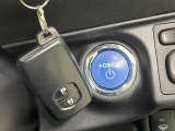 【スマートキー】カバンやポケットに入れたままでもドアの施錠・解錠が可能なスマートキーを装備。エンジンのオン・オフ時もカギを取り出す必要が無いからとっても便利です♪