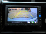 バックカメラの画像です。ガイドラインがスムースな車庫入れをサポートいたします。車庫入れの安心感がアップしますね。