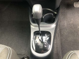 操作しやすいATシフトです。 シフトチェンジを気にしなくていいので運転だけに集中できますね。 自然と手に届くところにある、手になじむ形状のシフトノブがいいですね。