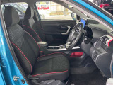 運転席の画像です。足元やシートまわりに余裕があり、リラックスした姿勢で運転が可能です。視界も良好で操作系へのアクセスもしやすく、快適で安心感のあるドライブをサポートします。