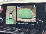 アラウンドモニター、上空から見下ろしているかのような映像をディスプレイに映し出し、スムースな駐車をサポートします。さらに、人や自転車など周囲に動くものがいる場合には、表示とブザーで注意を促します。