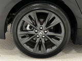 タイヤサイズは215/45R17!残り溝は6ミリ程度です!純正アルミホイール!アルミホイールに傷があります。