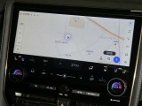 【14インチ純正ナビ】純正ナビを装備。タッチパネル式で使いやすく、詳細地図により目的地をピンポイントで設定できます。初めての道でも迷いにくく、ロングドライブも快適ですよ♪