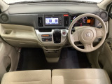 車内は光触媒抗菌消臭施工済です。インパネ周りはスタイリッシュなデザインです。グローブボックスやカップホルダーのほかにトレーなどたくさんの収納スペースが付いています。