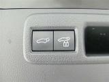 ワンタッチでバックドアが開閉。重たいバックドアも力いらずで開閉できる便利なパワーバックドア付きです!
