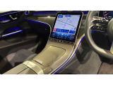 ウィンカー内蔵ドアミラーを開発したのは『メルセデス・ベンツ』です。他車からの視認性が高まり、事故の可能性を低減させています。更に、点灯部分はドライバーの視界に入らないように設計されています。