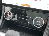 【デュアルオートエアコン】大きなダイヤルで温度調節が可能でございます!手元を見なくてもわかりやすくなっており、運転にも集中できます!
