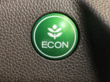 ECON モードをON にするとアクセルペダルの動きに対するエンジンの反応とエアコンの制御を切り換えることで、燃費のいい運転をするドライバーがペダルを踏んだ時と同じようにエンジンを制御します。