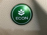 ECON モードをON にするとアクセルペダルの動きに対するエンジンの反応とエアコンの制御を切り換えることで、燃費のいい運転をするドライバーがペダルを踏んだ時と同じようにエンジンを制御します。