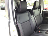 運転席助手席はベンチシートになっており、広々座れます☆