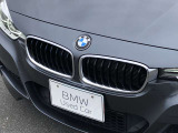 左右のキドニー・グリルの中心にはBMWのエンブレムが鎮座し、個性を放つデザイン性を兼ね備えました。