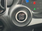 キーを取り出さなくてもエンジン始動ができるプッシュエンジンスターター。車内にキーがあればボタンを押すだけでエンジン始動できます。
