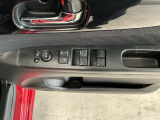 運転席のスイッチで全てのウィンドウの開閉操作を行うことができます。ロックボタンをONにしておくと、運転席以外のウィンドウは作動しないのでお子様を乗せているときなども安心ですね♪