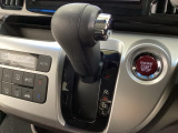 CVT車のセレクトレバーです。低速から高速まで、変速ショックのないスムーズな走りを実現するとともに、エンジン効率のよい領域を維持することで燃費にも貢献します。