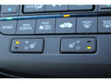 運転席と助手席に温度調整があるシートヒーターを装備しております。寒い朝はクルマに乗り込んですぐにシートヒーターを作動させれば温かさが広がり快適なドライブが始まります。
