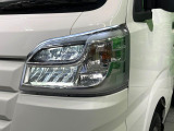【LEDヘッドライト】悪天候や夜間走行時も良好な視界を確保し安心して運転できる高輝度LEDヘッドライトを装備!点灯速度が早く、消費電力も抑えられています。