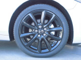 18インチ純正アルミホイールを装備。タイヤサイズは215/45R18となります。