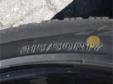 タイヤサイズは、215/50R17です。