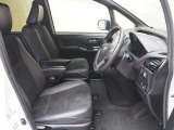 厚みのあるユッタリとしたシート、運転席も助手席もリラックスして座れます。