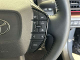 前方の車との車間を設定し、スピードを上げたり緩めたりを自動で行ってくれる追尾式の「レーダークルーズ」。上級装備の一つです!高級車にしかつかない嬉しい機能です。